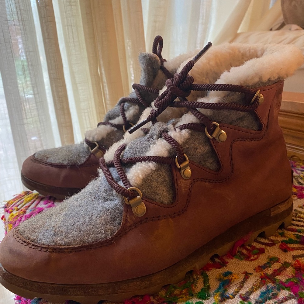 Sorel Alpine Sneakchic fur lined boots